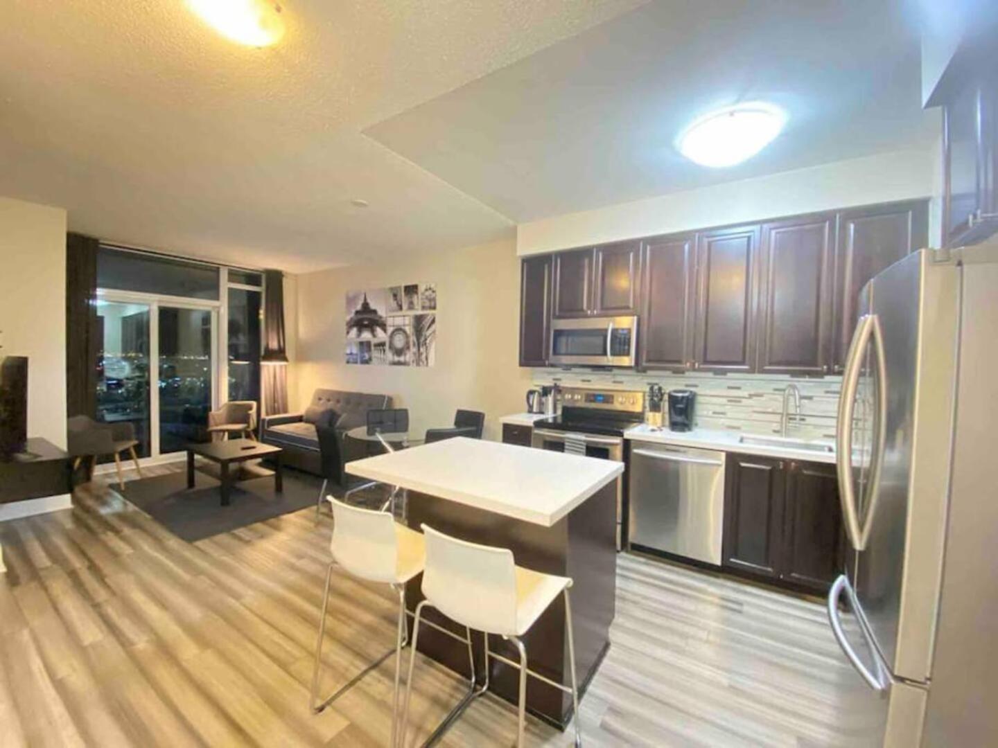 Luxurious 1 Bedroom Den, 1 Bath Condo Square One ミシサガ エクステリア 写真